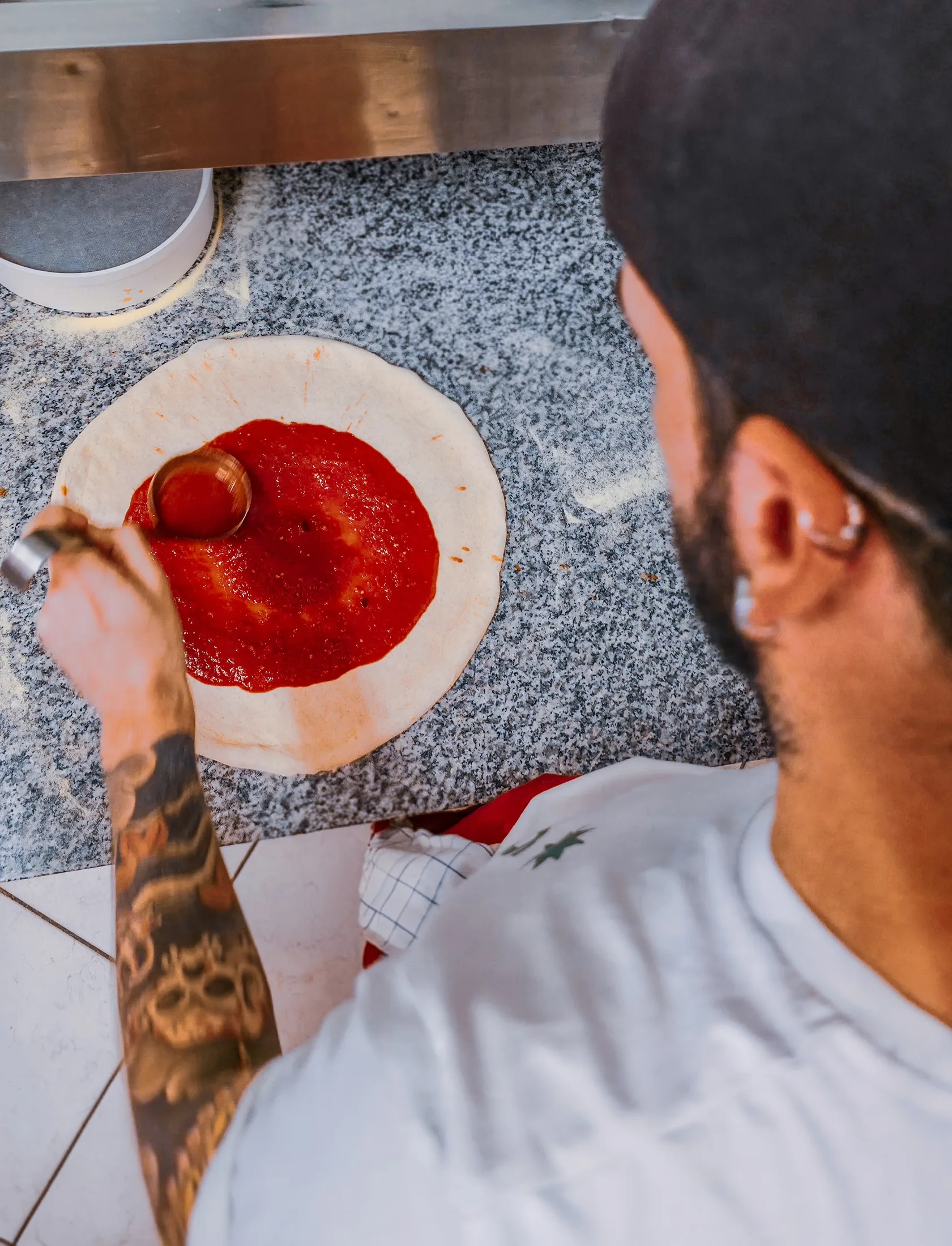 Trancio di pizza al taglio servito al banco di Mano Pizza