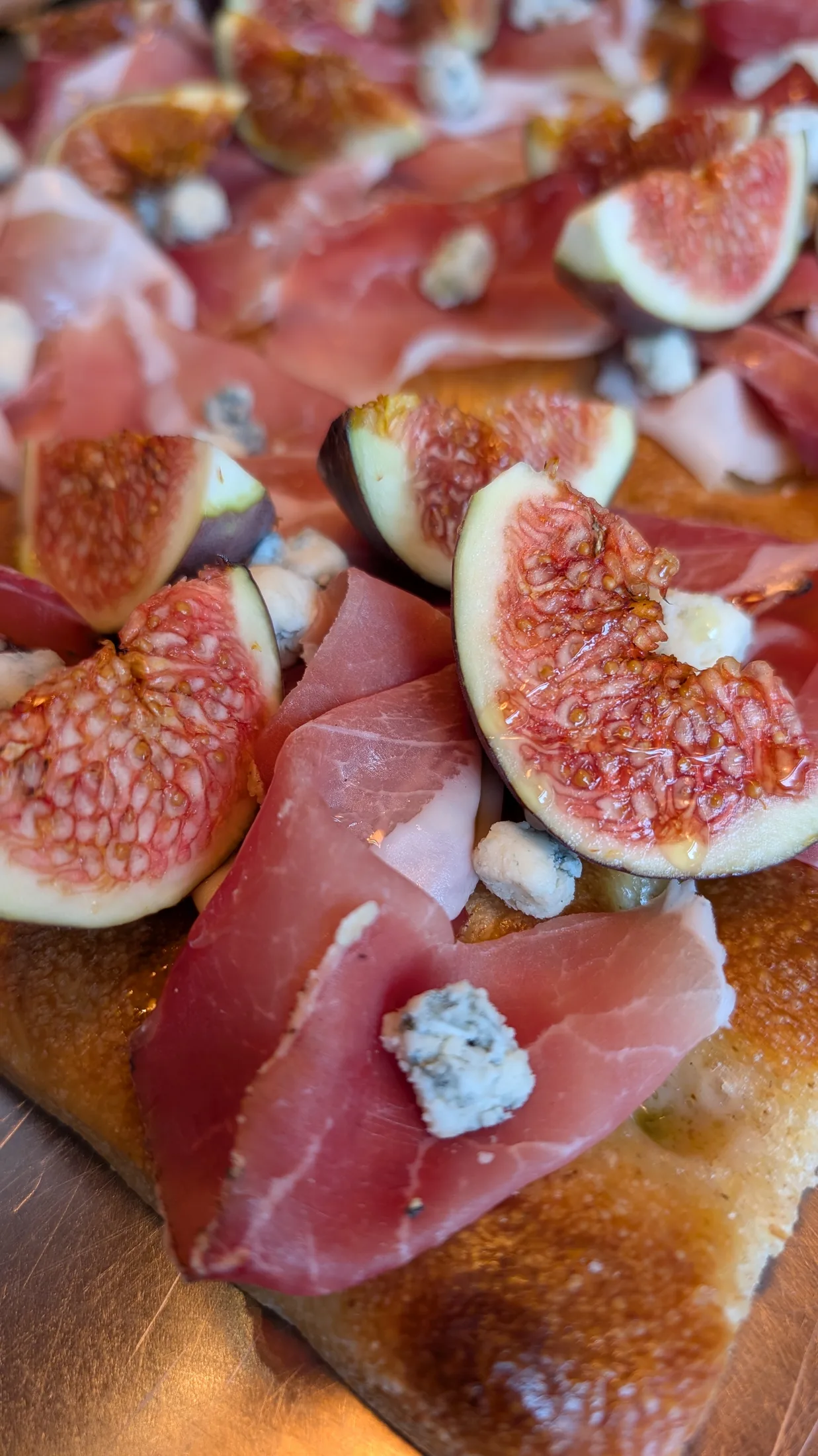 Pizza con patate, olive e rosmarino tagliata a spicchi