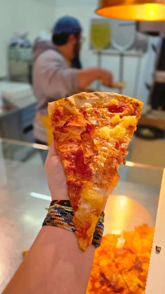 Trancio di pizza al taglio servito al banco di Mano Pizza